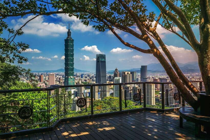 Taoyuan Airport: Layover Taipei City Tour - Longshan Temple (or Confucius Temple or Xingtian Temple): choose the spiritual mood