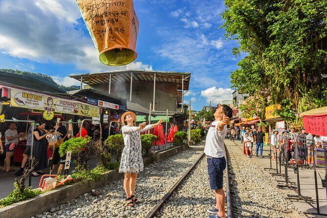 Yehliu, Golden Waterfall, Jiufen, Shifen Day Tour - Meeting point, timing, and how the day flows
